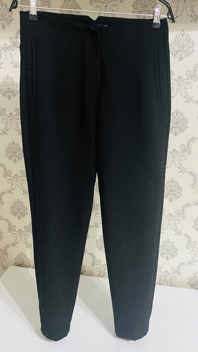 Pantaloni verzi, roz somon și negri