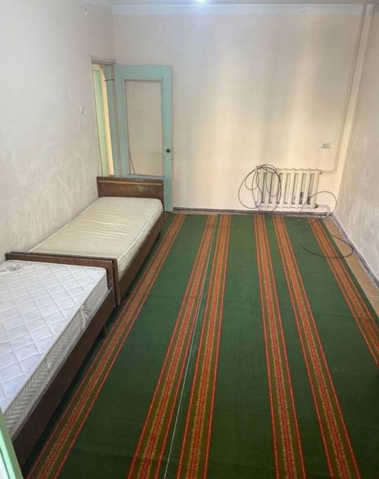 Bikinida yalangoch sargish fotomodellar