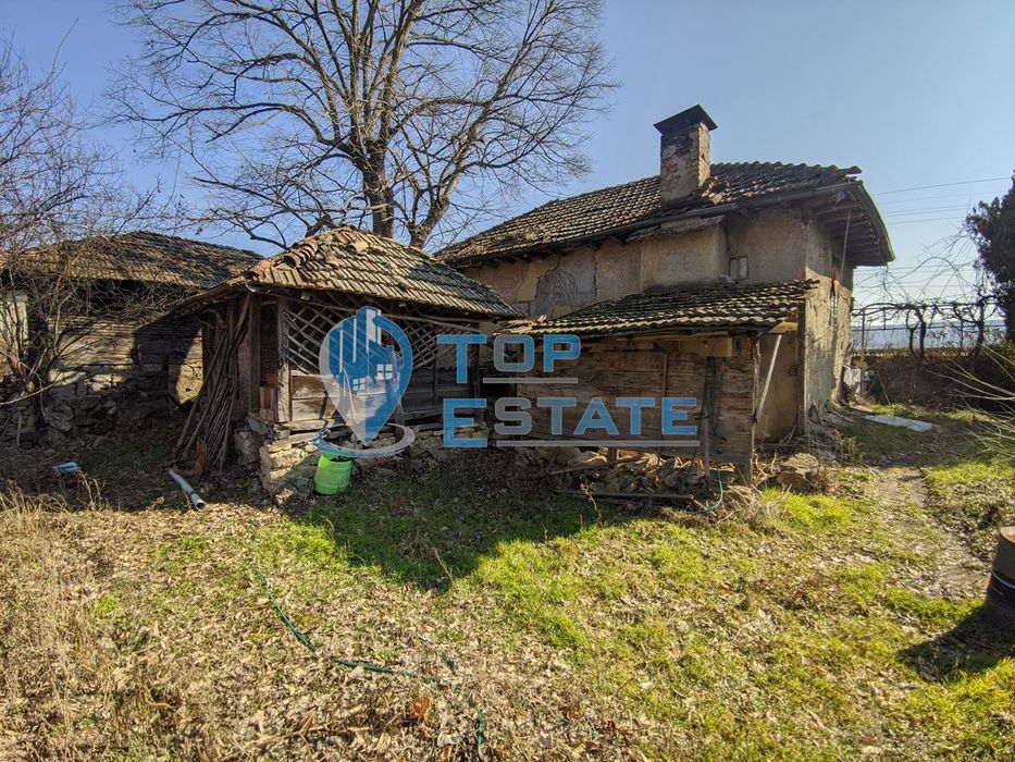 Старинна къща с голям двор в село Мусина