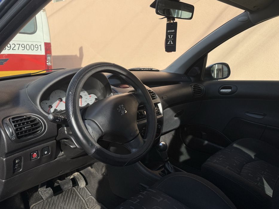 автомобил Peugeot 206 1.4i