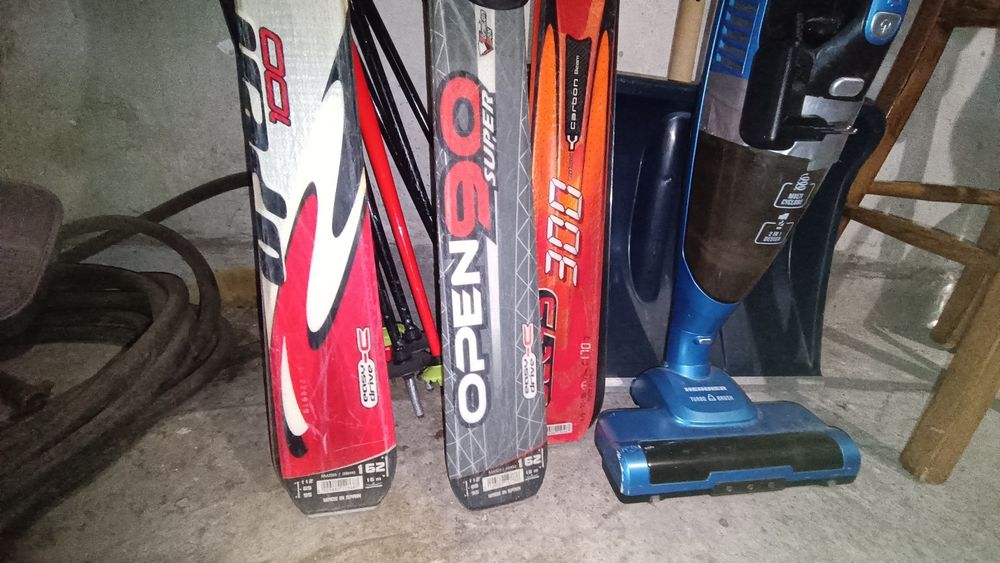 Три чифта ски Rosignol (щеки, обувки, чанти, очила, каски) .