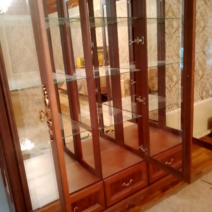Продам красивую деревянную витрину для гостиной