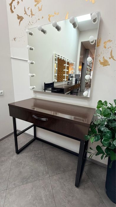 Столик и зеркало для визажиста