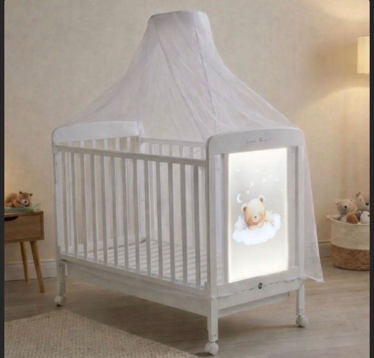 Pătuț bebe din lemn, cu roți, sertar, baldachin cu voal, laterală rabatabilă și lumină de veghe