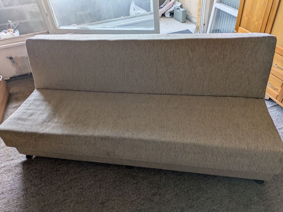 Диван, гардероб и маса