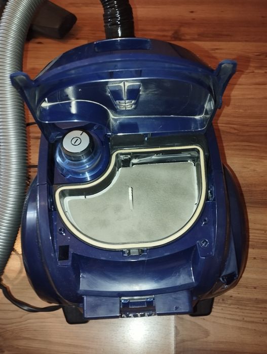 Пылесос Bosch 1800.  С стаканом.