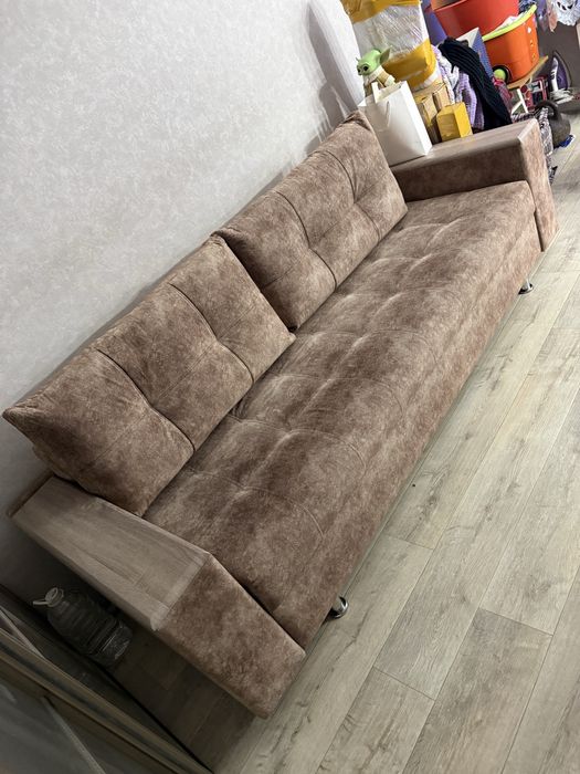 Мебель диван и стол трюмо