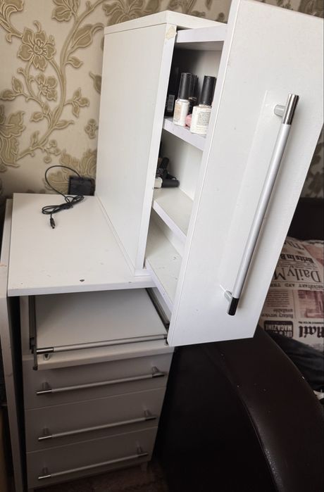 Продаю маникюрный стол.