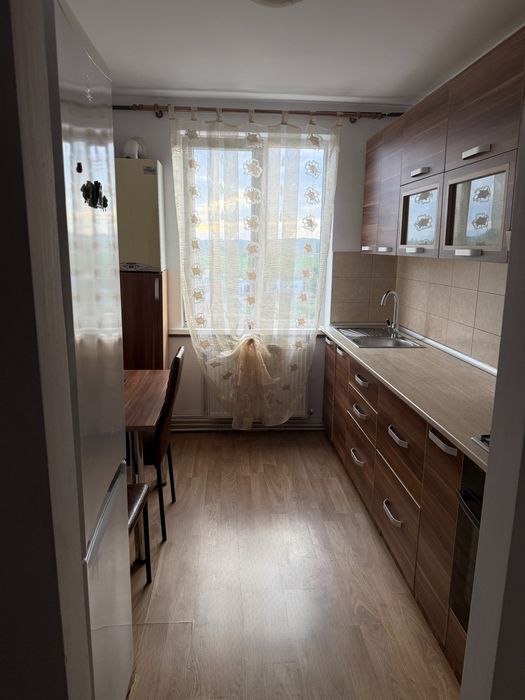 Apartament 2 camere, semidecomandat, poziție excelentă (la șosea)