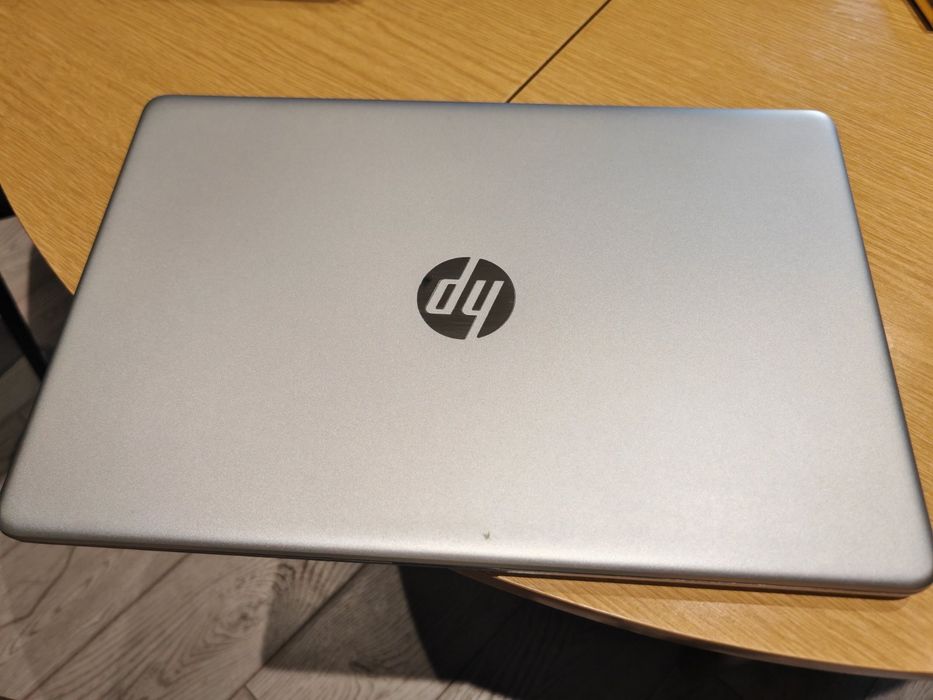 Лаптоп HP 15s (15.6") с Лицензиран Windows 11
