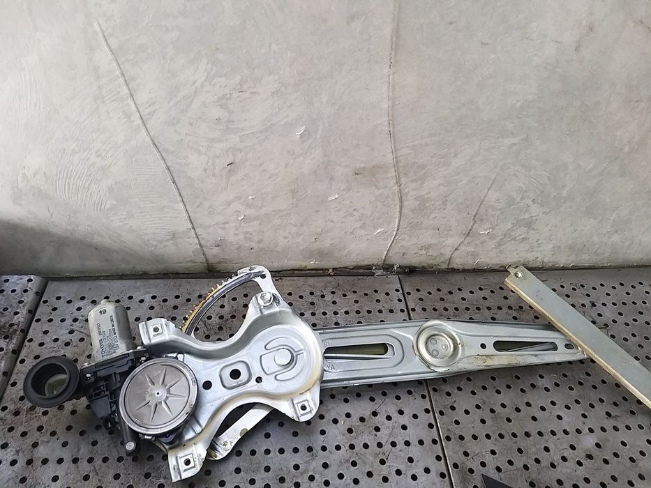 Macara motoras dreapta fata toyota yaris 3 p13 857100d100 av2621002331