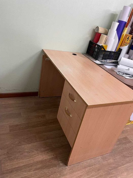 отдам стулья кресло и компьютерные столы для офиса