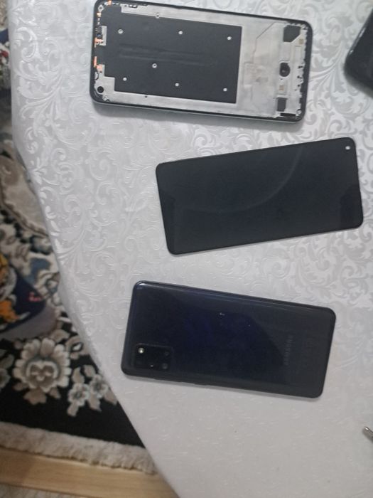 Два сломаных телефона самсунг и оппо