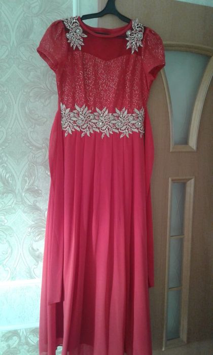 Очень красивое платье красного цвета