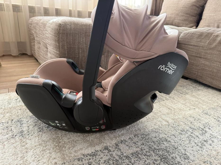 Продавам кошница за кола Britax Romer