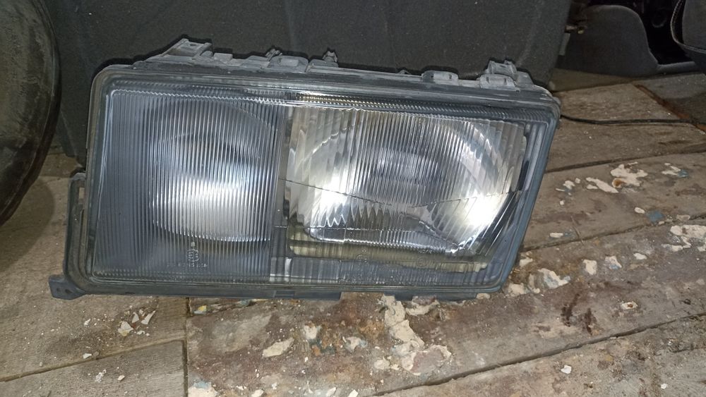 Фара левая Mercedes 190e Hella