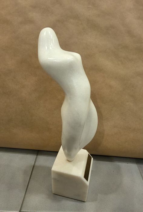 Marmura . M. Guguianu statuie . Sculptura