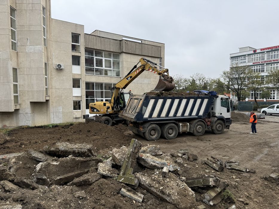 Inchiriez excavator pneuri