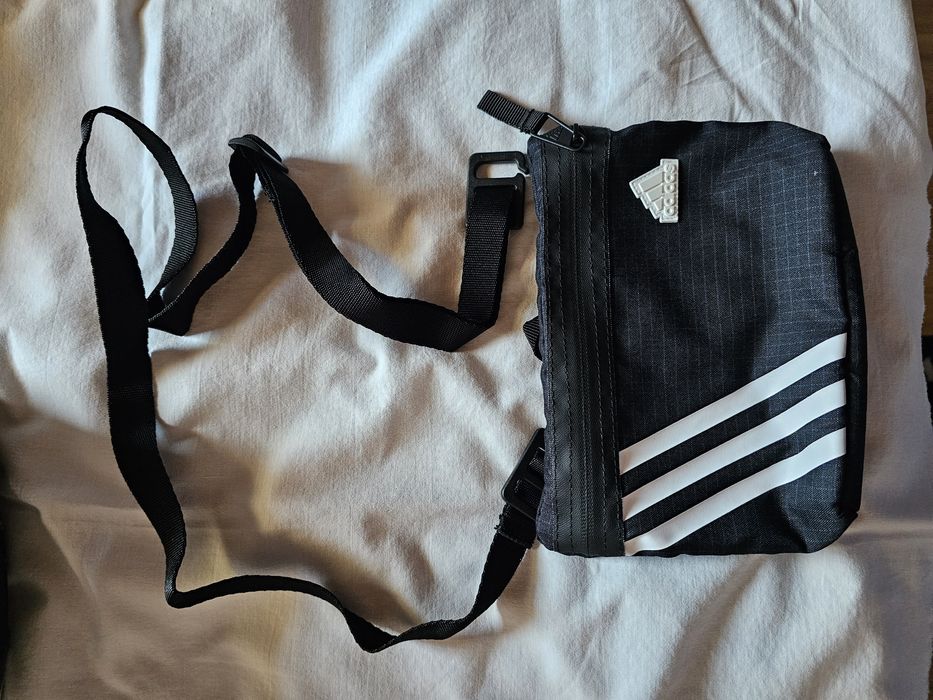 Чисто нова дамска чантичка Adidas