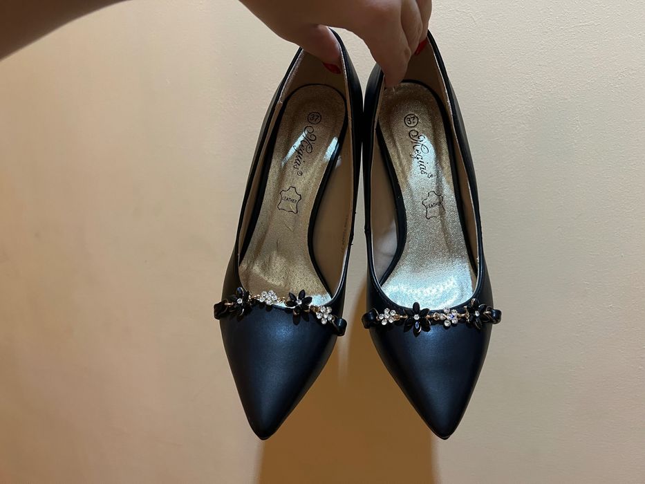 Остри елегантни токчета