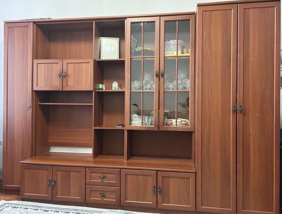 Продаётся вместительная стенка