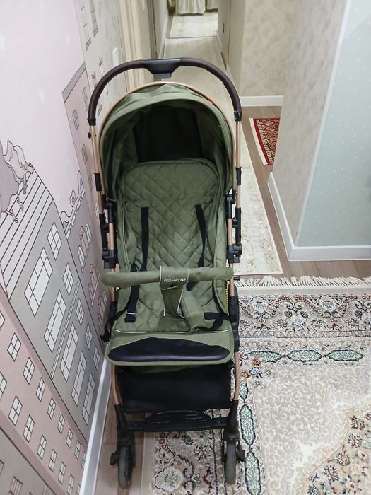 Детская коляска зелёного цвета
