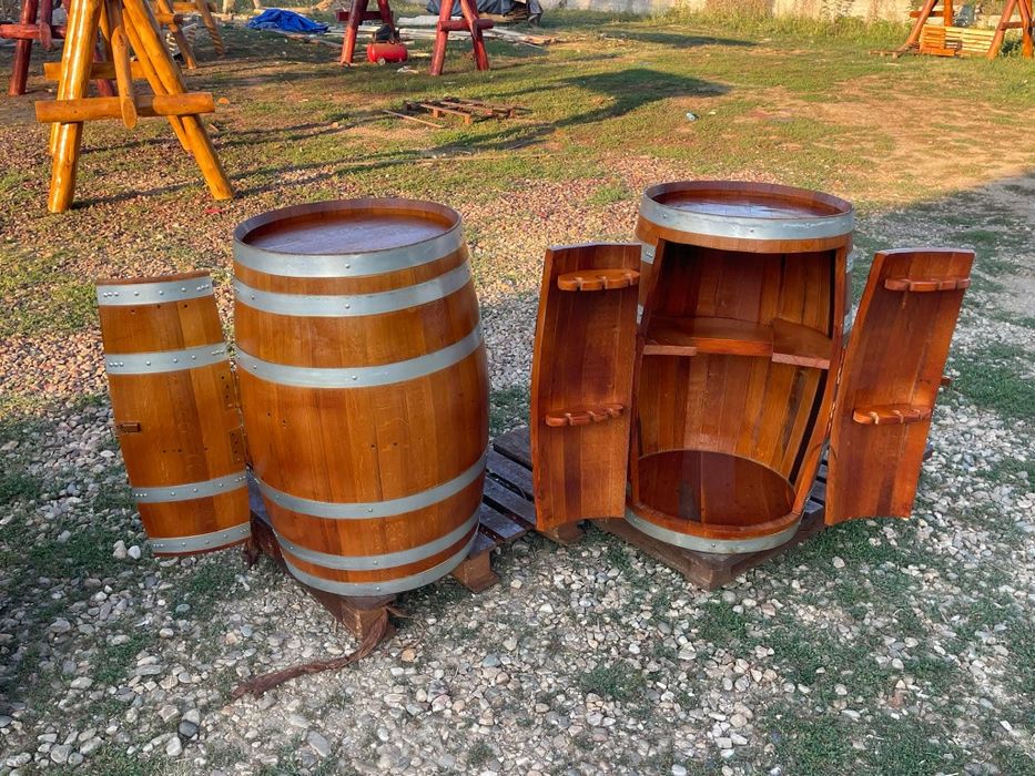 Mobilier rustic din lemn masiv