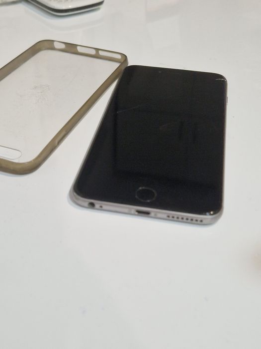 Telefon iphone  cu  display fisurat