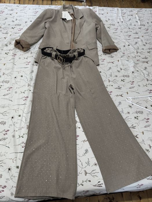 Костюм с камъни,  чисто нов закупен за 135 лв произведен в Италия!