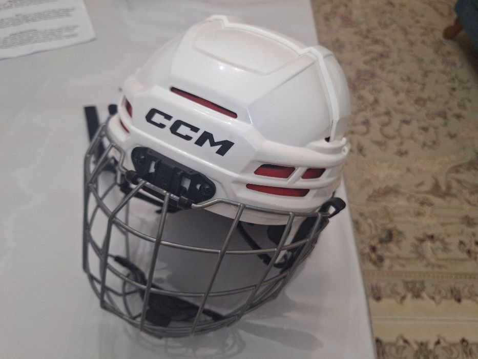 Шлем хоккей новый