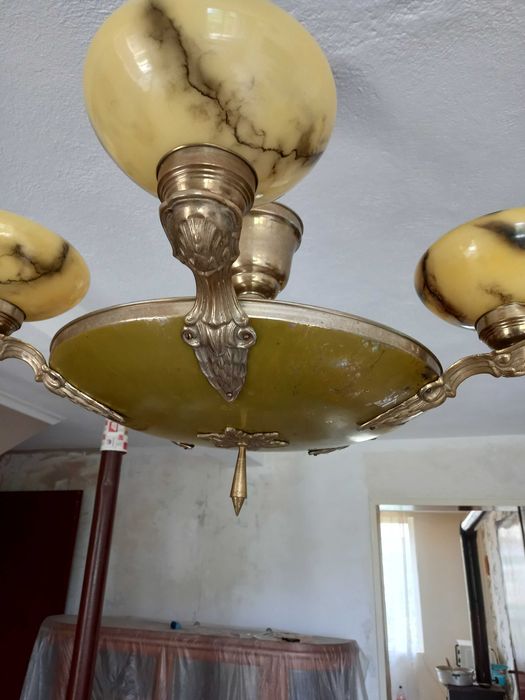 Продавам полилей