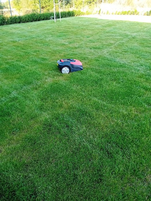 Робот за косене на трева