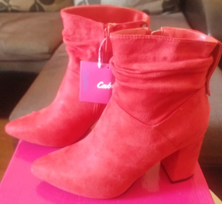 Червени елегантни боти