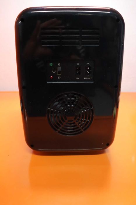 Мини хладилник Cecotec Bolero MiniCooling 6L Bahamas Black, 12V-220V, съвместим с автомобили и каравани, функции за охлаждане и нагряване