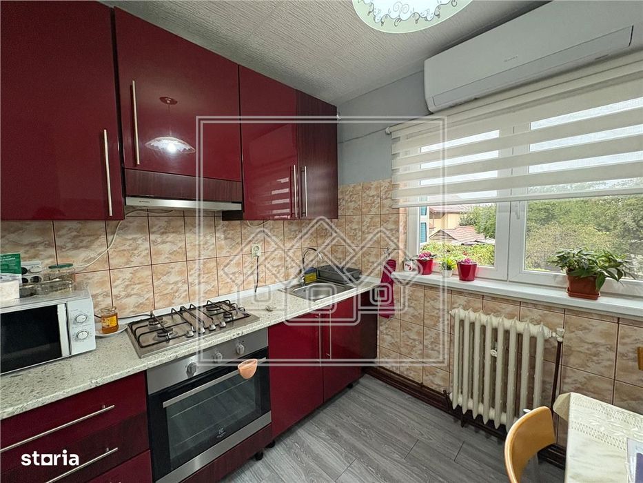 Casa cu 4 camere, balcon si curte - zona Lazaret