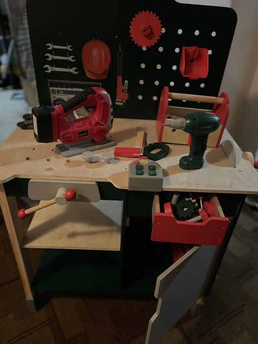 Продавам детска дървета работна маса