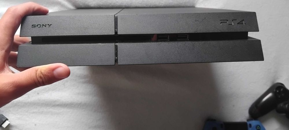 Продавам PS4 slim
