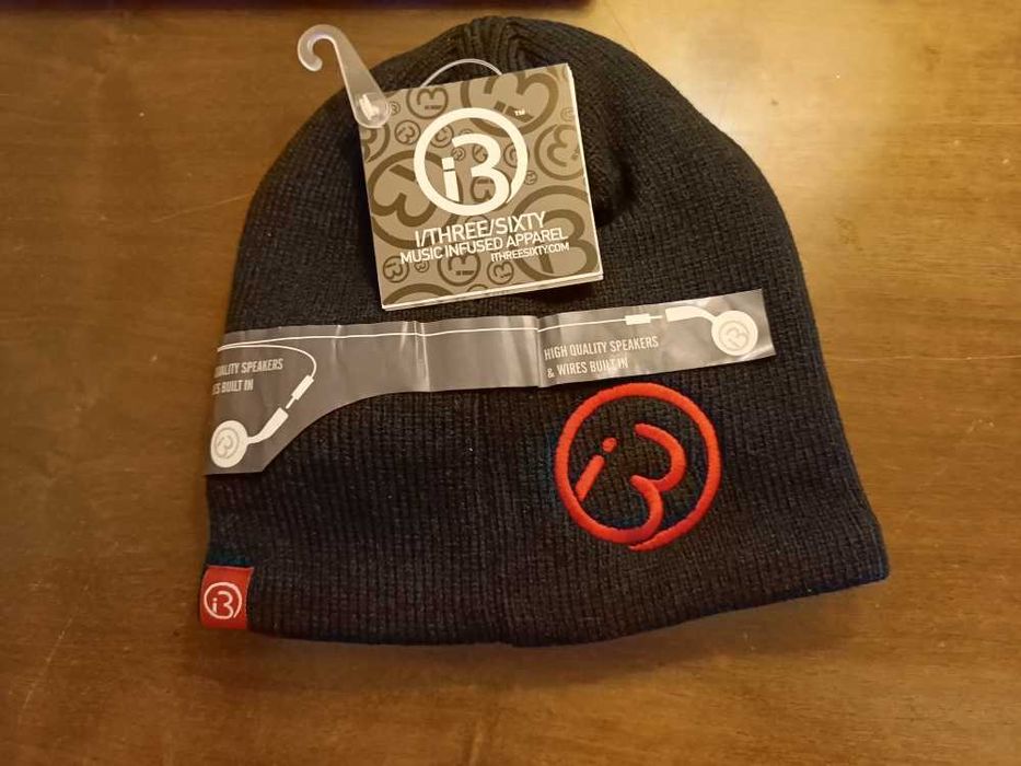 Шапка с встроенными динамиками (наушниками)