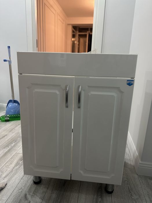 Тумбу под раковиной б/у