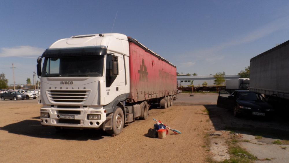 Продаётся в сцепке прицеп тягач IVECO STRALIS