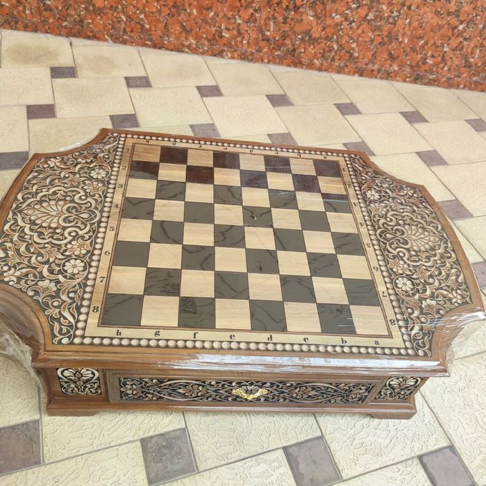 Shaxmat 60×40 sm yongʻoq daraxtidan yasalgan ikki tomonida tortmasi bo