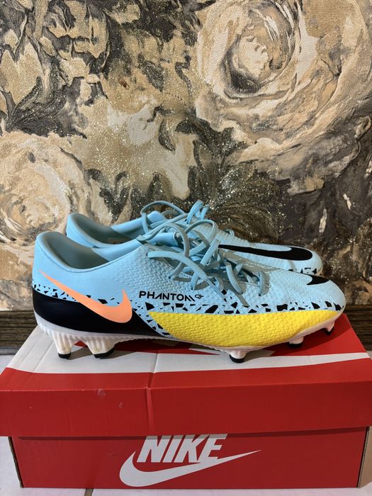 Футболни бутонки Nike Phantom