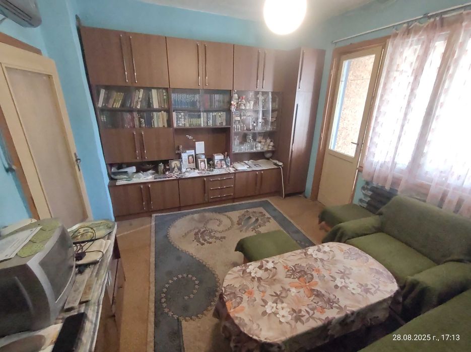 Продавам етаж от къща в Първомай