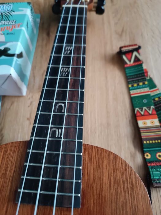 Концертно укулеле Mahalo с пълен набор от аксесоари