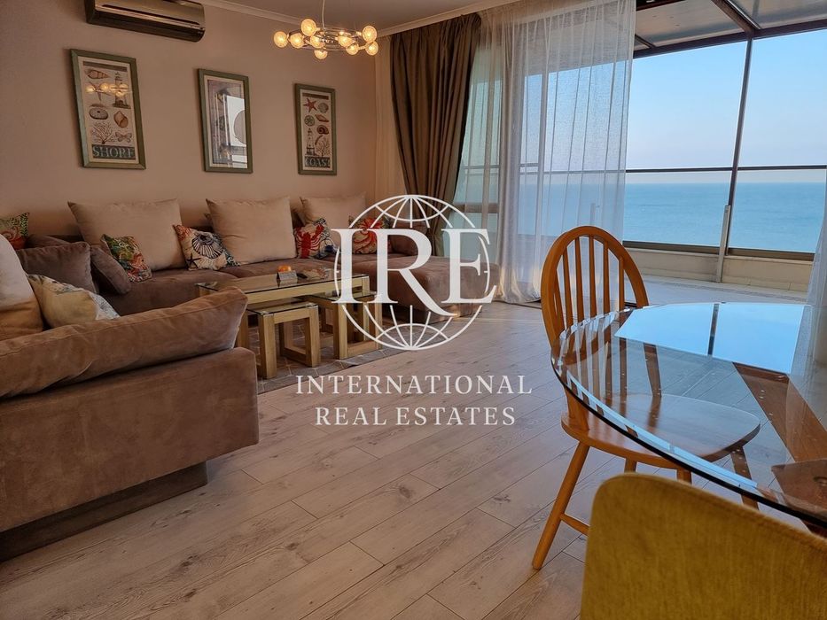 Стилен четиристаен апартамент под наем с фронтална морска панорама и