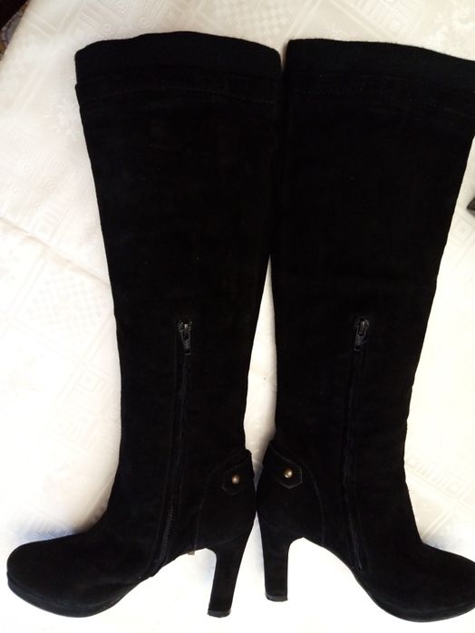 Cizme piele întoarsă culoare neagra.