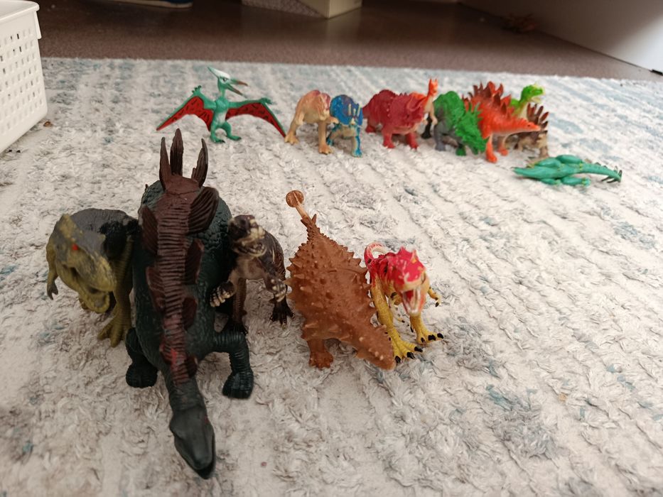 Динозавры игрушки