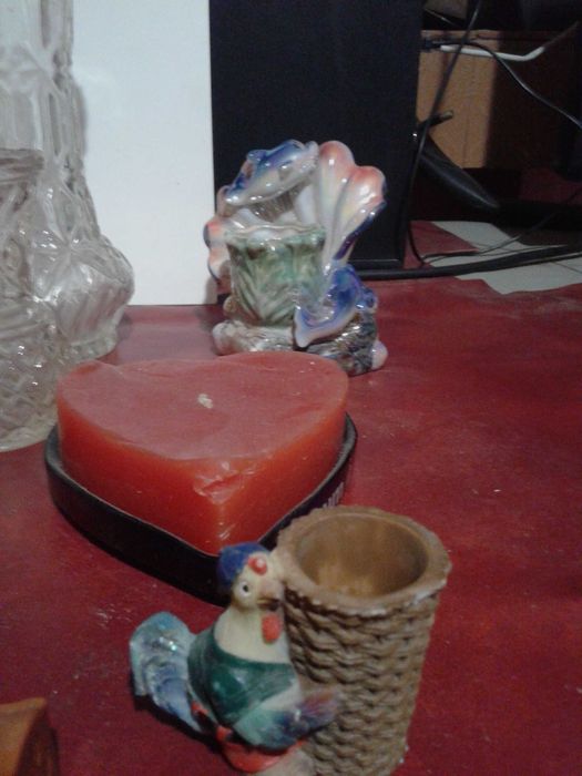 Вази, свещници и  тъкана картина за стена