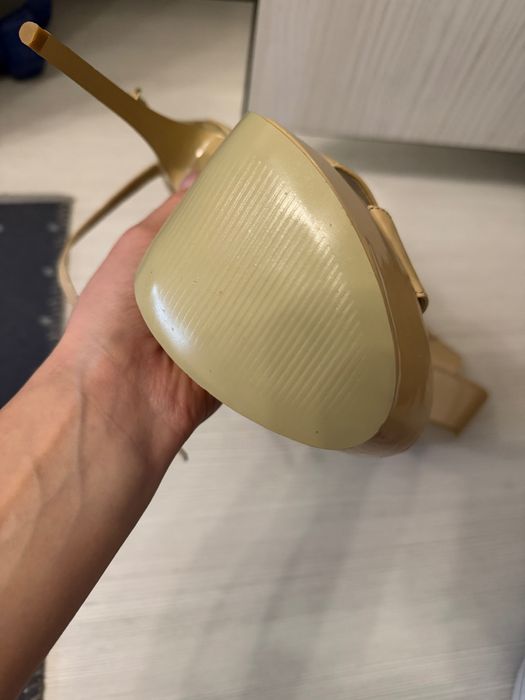 Дамски бежови токчета с платформа тип сандал