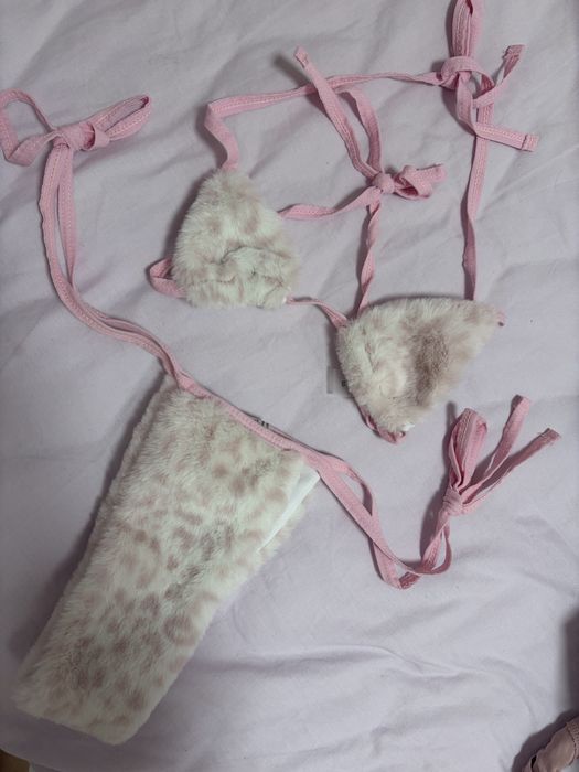 Розов бански костюм